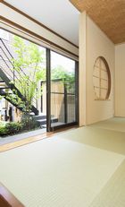 窓を開けると桂の木が現(xiàn)れる。